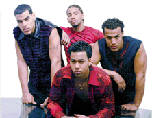 Aventura, with in front Anthony in red
